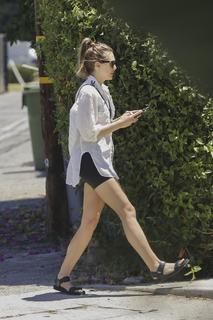 Elizabeth Olsen feet photo thumbnail