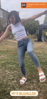 Lily Allen feet photo thumbnail