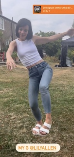 Lily Allen feet photo thumbnail