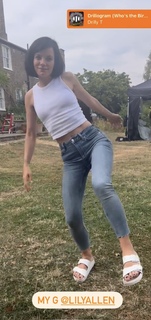 Lily Allen feet photo thumbnail
