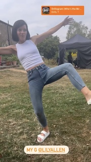 Lily Allen feet photo thumbnail