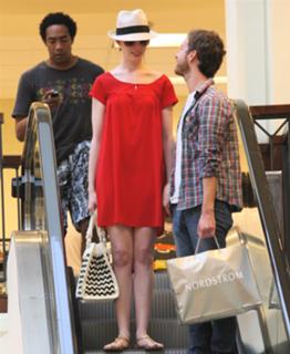 Anne Hathaway feet photo thumbnail