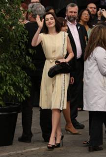 Anne Hathaway feet photo thumbnail