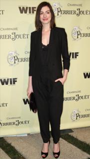 Anne Hathaway feet photo thumbnail
