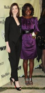 Anne Hathaway feet photo thumbnail