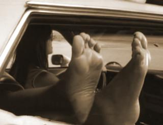 Rosario Dawson feet photo thumbnail