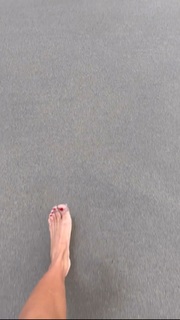 Karolina Kowalkiewicz feet photo thumbnail