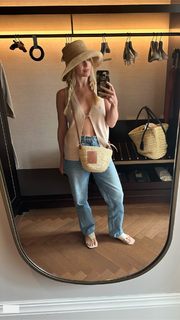 Julianne Hough feet photo thumbnail