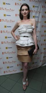Anne Hathaway feet photo thumbnail