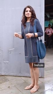 Raveena Tandon feet photo thumbnail