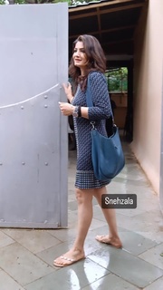 Raveena Tandon feet photo thumbnail