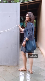 Raveena Tandon feet photo thumbnail