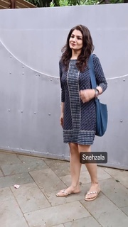 Raveena Tandon feet photo thumbnail