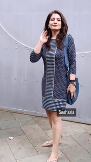 Raveena Tandon feet photo thumbnail