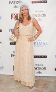 Natasha Henstridge feet photo thumbnail