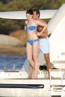 Anne Hathaway feet photo thumbnail
