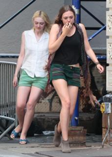 Dakota Fanning feet photo thumbnail