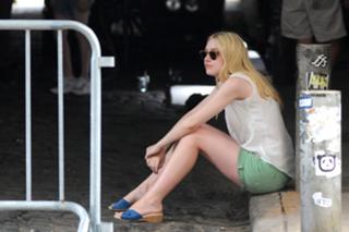 Dakota Fanning feet photo thumbnail