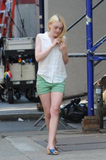 Dakota Fanning feet photo thumbnail