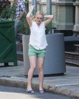 Dakota Fanning feet photo thumbnail