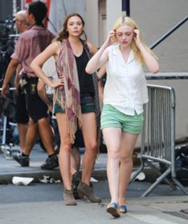 Dakota Fanning feet photo thumbnail