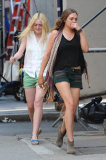 Dakota Fanning feet photo thumbnail