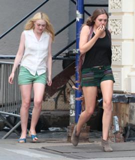 Dakota Fanning feet photo thumbnail