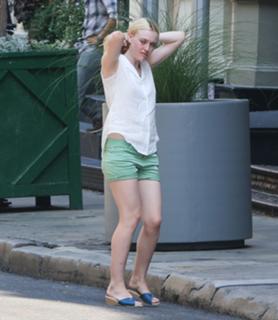Dakota Fanning feet photo thumbnail