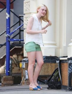 Dakota Fanning feet photo thumbnail