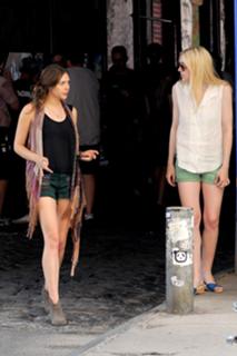 Dakota Fanning feet photo thumbnail