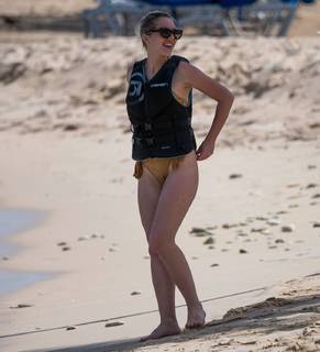 Helen Flanagan feet photo thumbnail