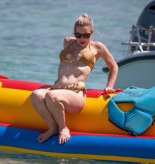 Helen Flanagan feet photo thumbnail