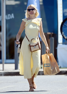 Holly Willoughby feet photo thumbnail