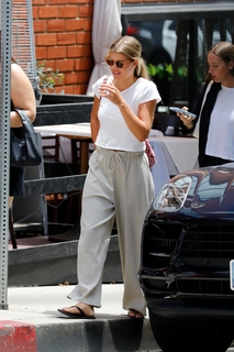 Sofia Richie feet photo thumbnail