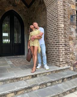 Olivia Culpo feet photo thumbnail