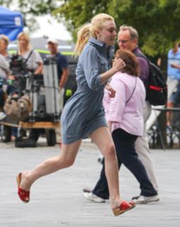 Dakota Fanning feet photo thumbnail