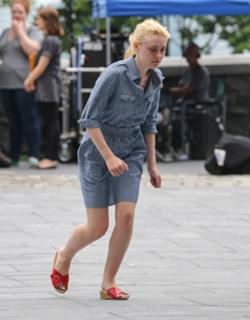 Dakota Fanning feet photo thumbnail