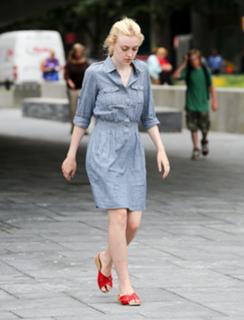 Dakota Fanning feet photo thumbnail