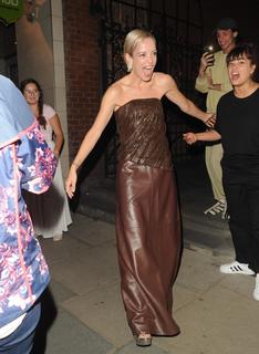 Lily Allen feet photo thumbnail