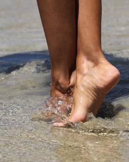 Izabel Goulart feet photo thumbnail