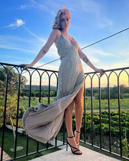 Cara Delevingne feet photo thumbnail