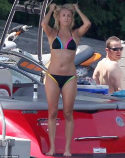 Carrie Underwood feet photo thumbnail