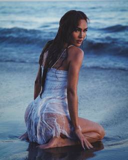 Megan Fox feet photo thumbnail