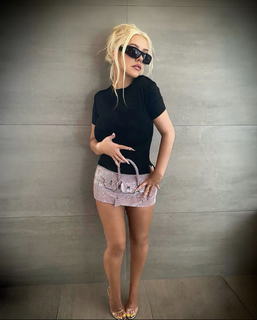 Christina Aguilera feet photo thumbnail