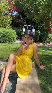 Elizabeth Banks feet photo thumbnail