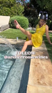 Elizabeth Banks feet photo thumbnail