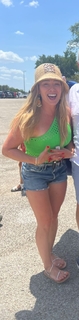 Hilary Duff feet photo thumbnail