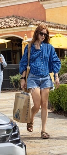 Riley Keough feet photo thumbnail