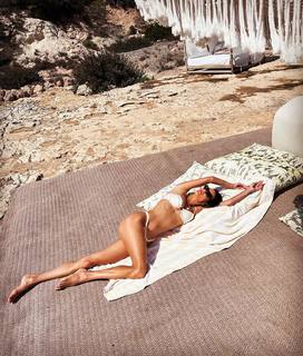 Alessandra Ambrosio feet photo thumbnail