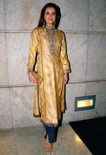 Dia Mirza feet photo thumbnail